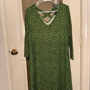 Green A-Line Dress with 3/4 Sleeves and V-Neck for Casual Wear